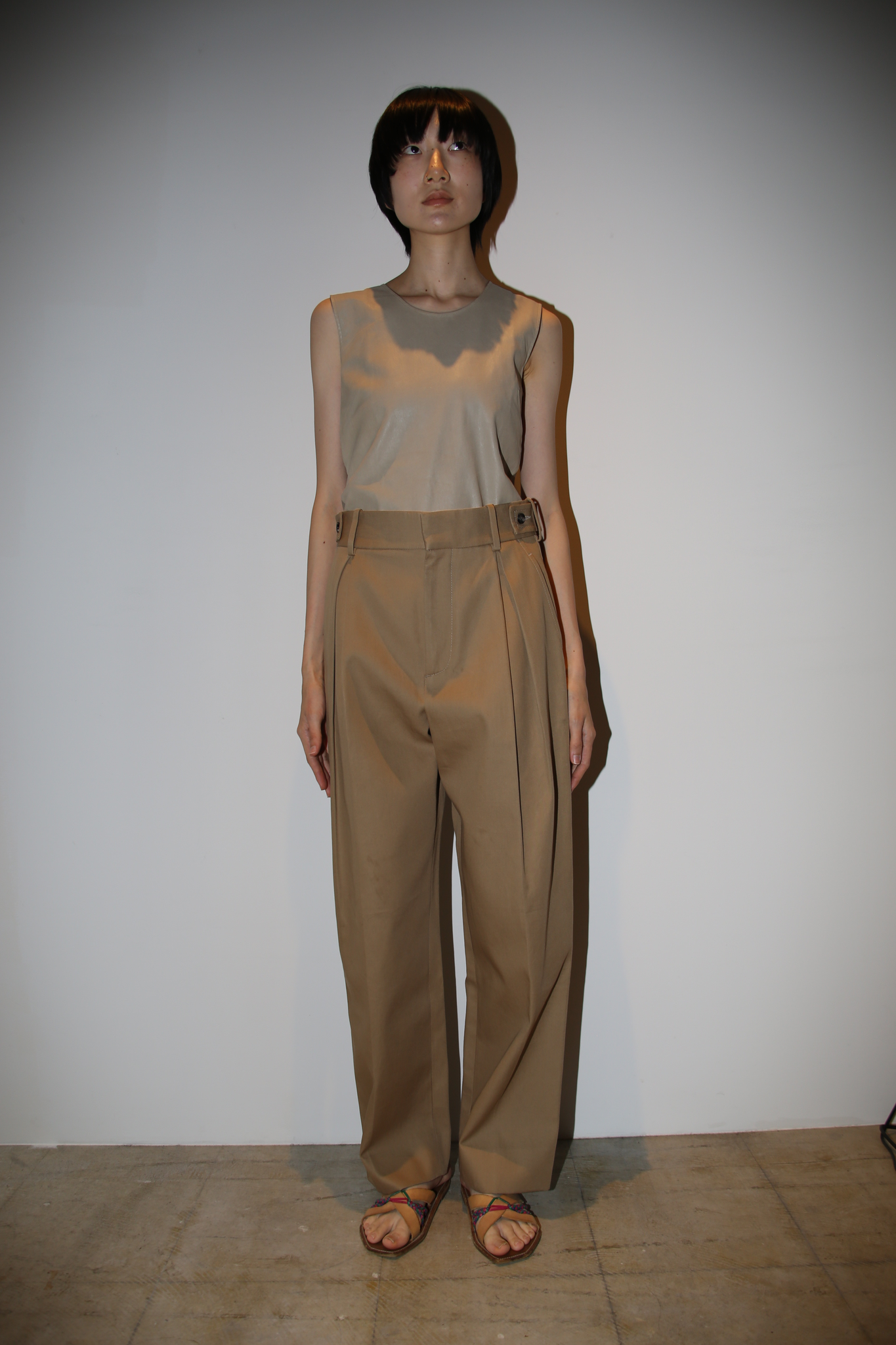 2021 BOTTEGA VENETA / DEEP PLEATED STRAIGHT LEG TROUSER IN SAND BEIGE