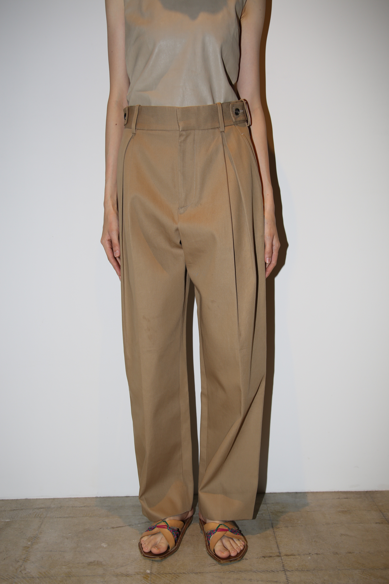 2021 BOTTEGA VENETA / DEEP PLEATED STRAIGHT LEG TROUSER IN SAND BEIGE