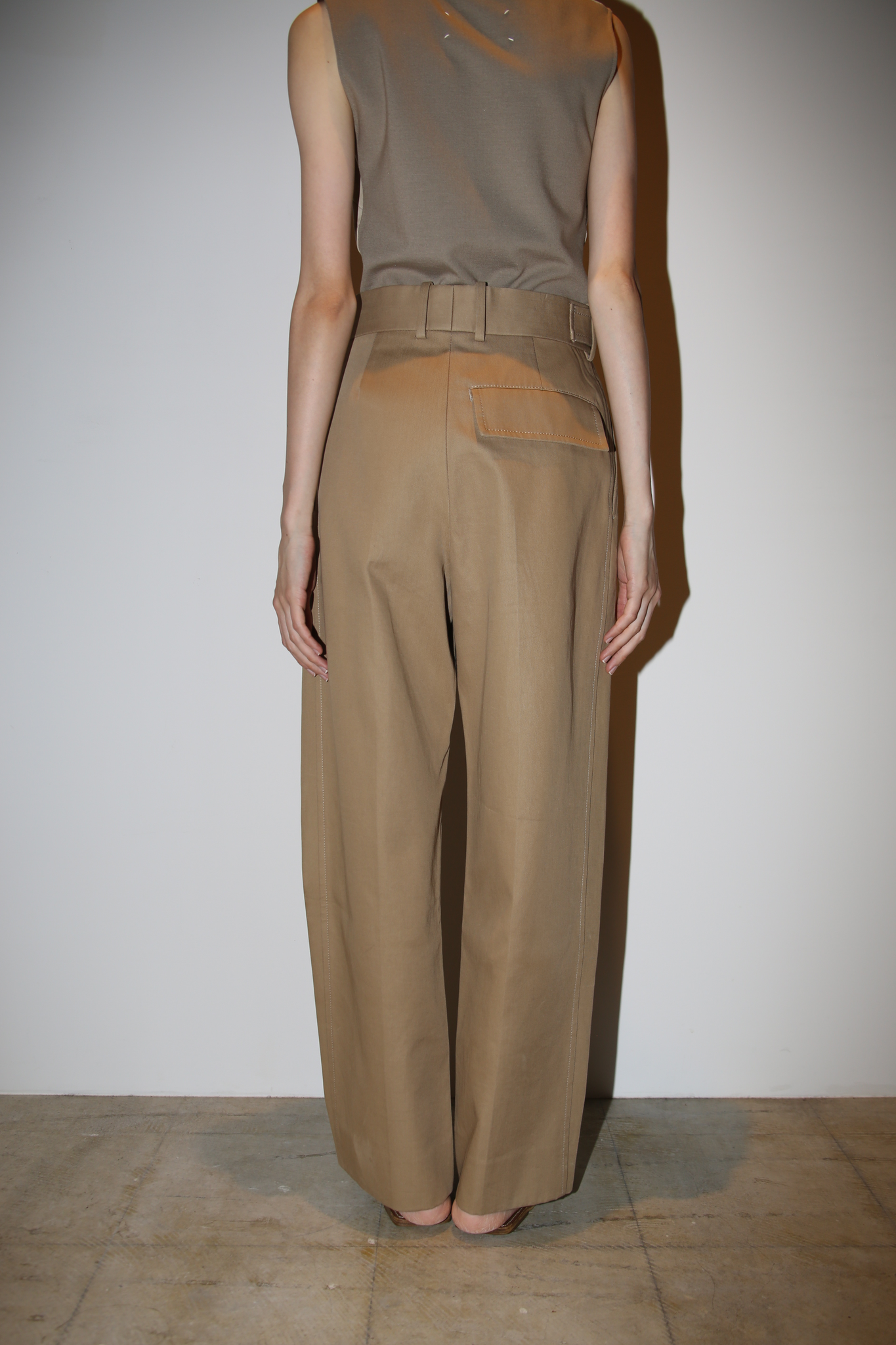 2021 BOTTEGA VENETA / DEEP PLEATED STRAIGHT LEG TROUSER IN SAND BEIGE