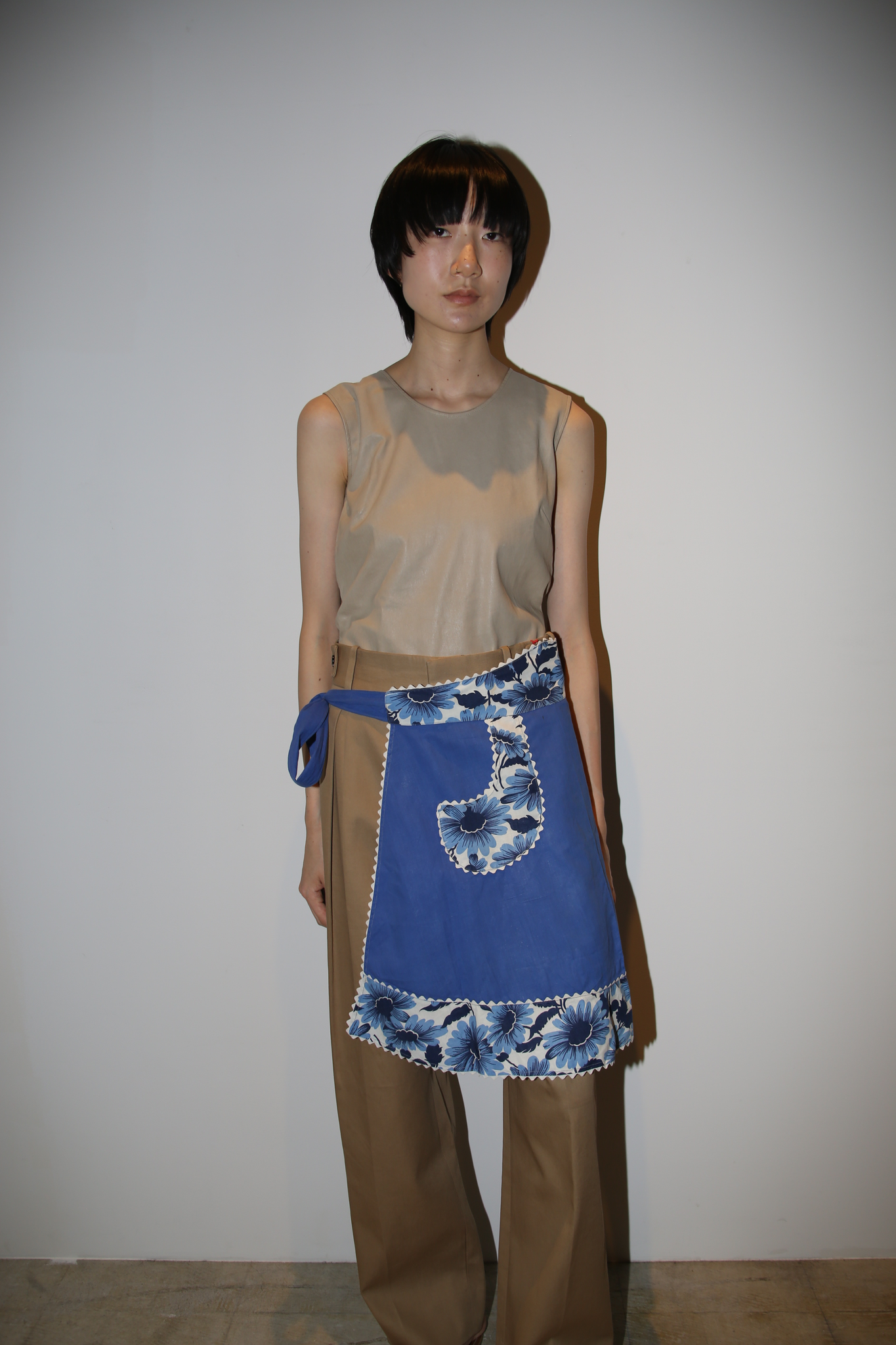 1950 VINTAGE / COTTON EPRON SKIRT WITH FLORAL MOTIF