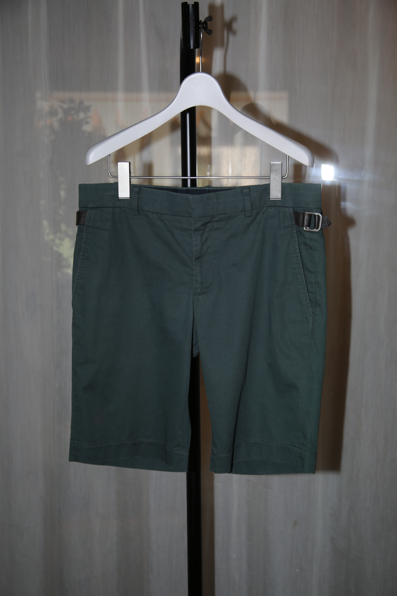 2010 HERMES / GREEN COTTON SHORTS WITH LEATHER BELT ADJUSTER