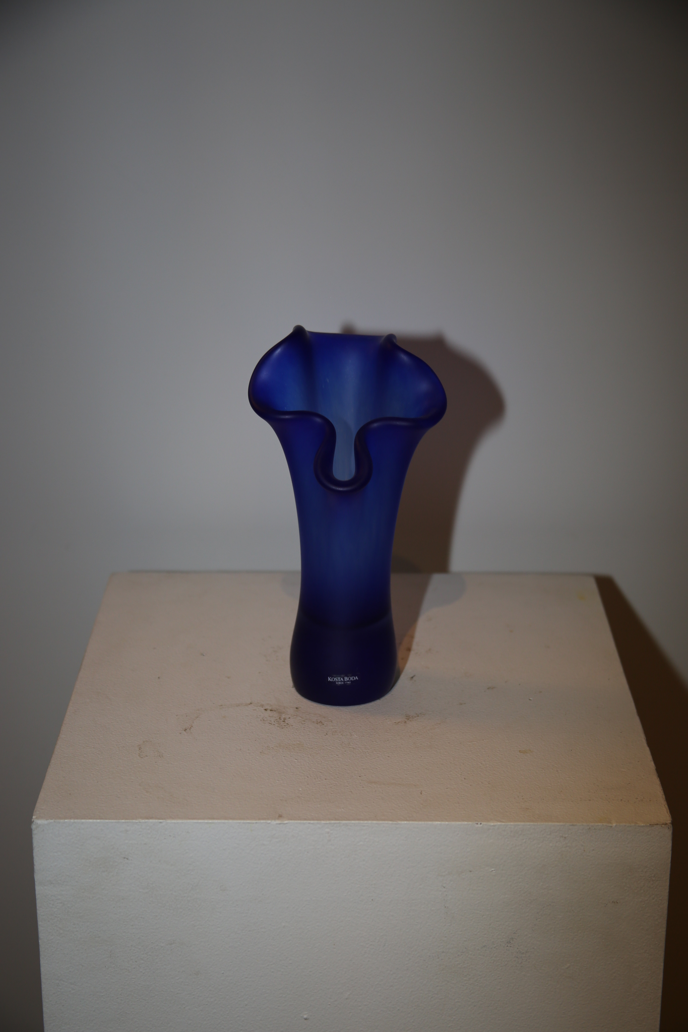 KOSTA BODA / GLASS VASE IN ROYAL BLUE GRADATION