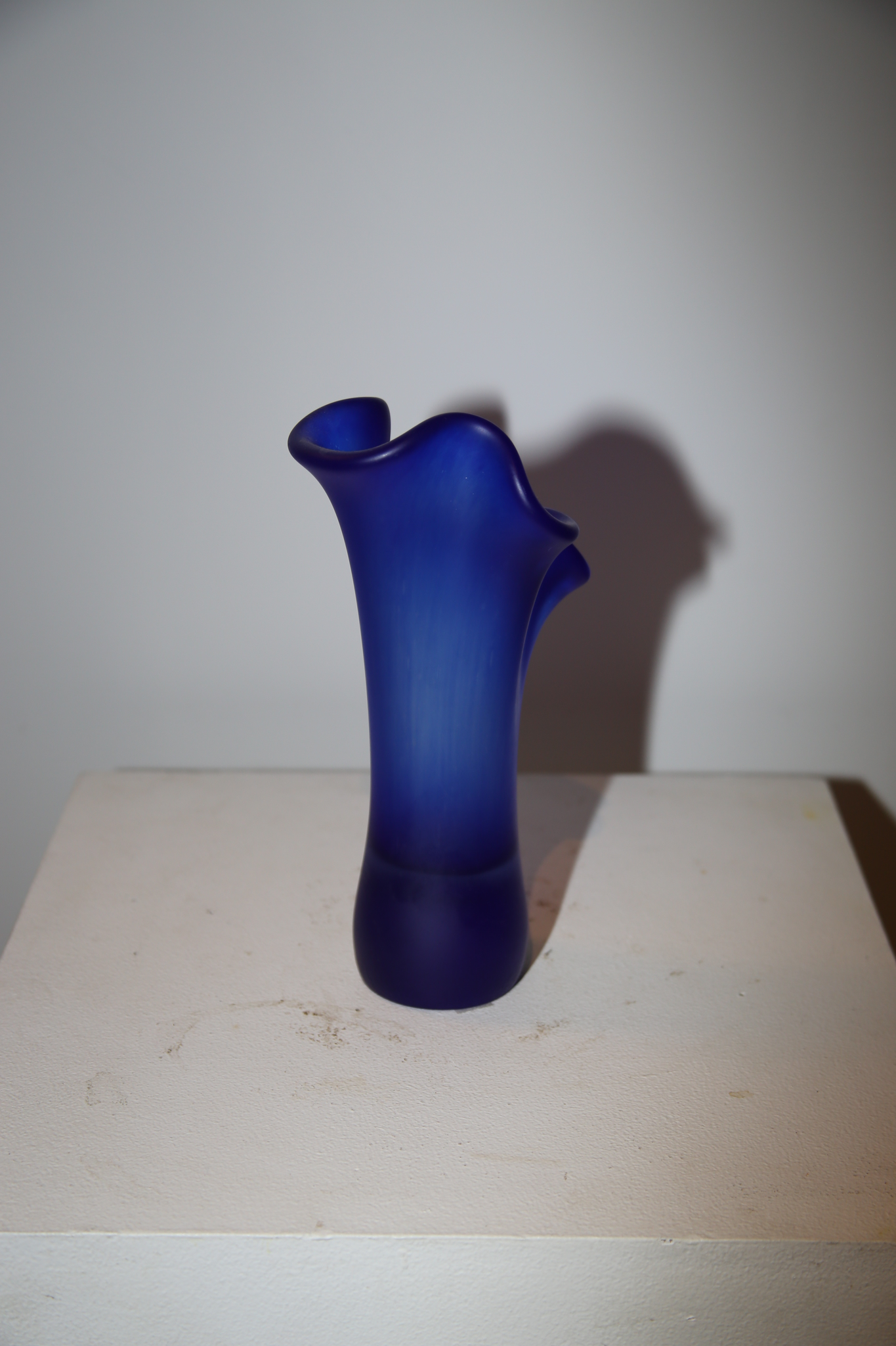 KOSTA BODA / GLASS VASE IN ROYAL BLUE GRADATION