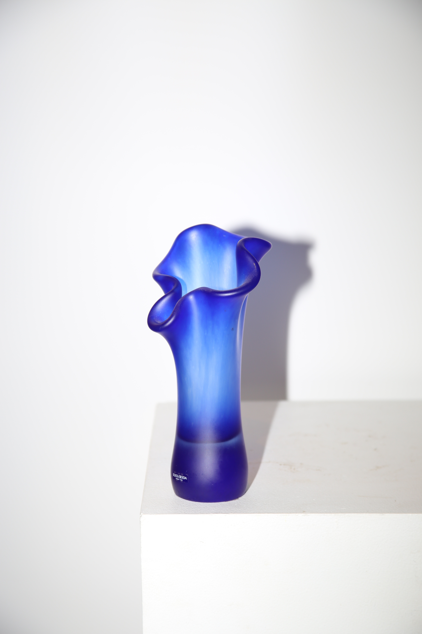 KOSTA BODA / GLASS VASE IN ROYAL BLUE GRADATION