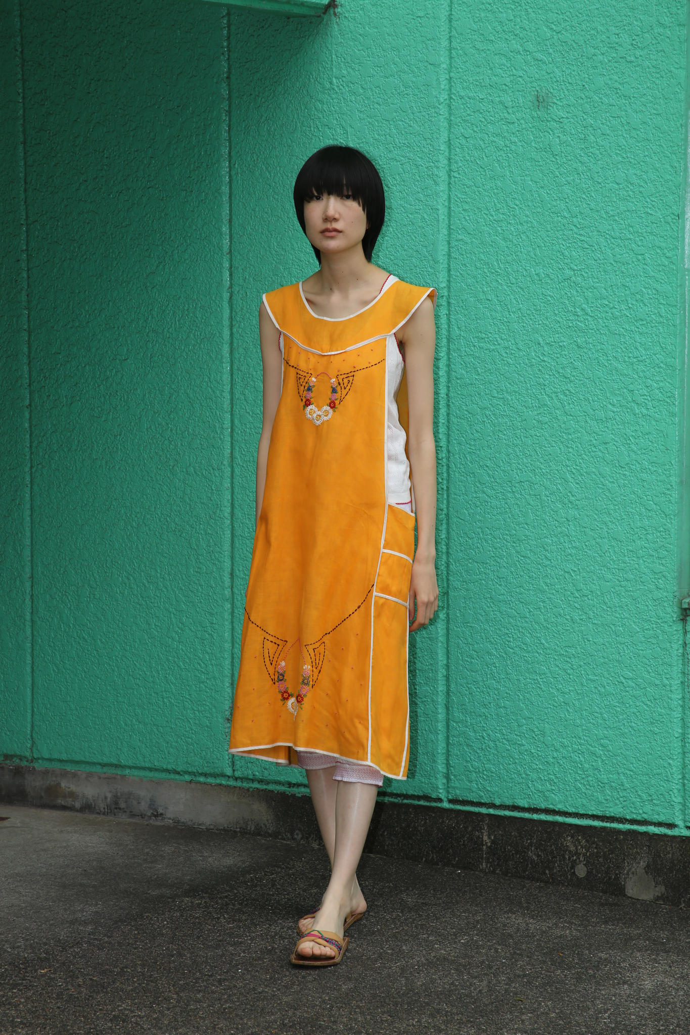 1920 ANTIQUES / LINEN EPRON DRESS WITH HAND EMBROIDERY