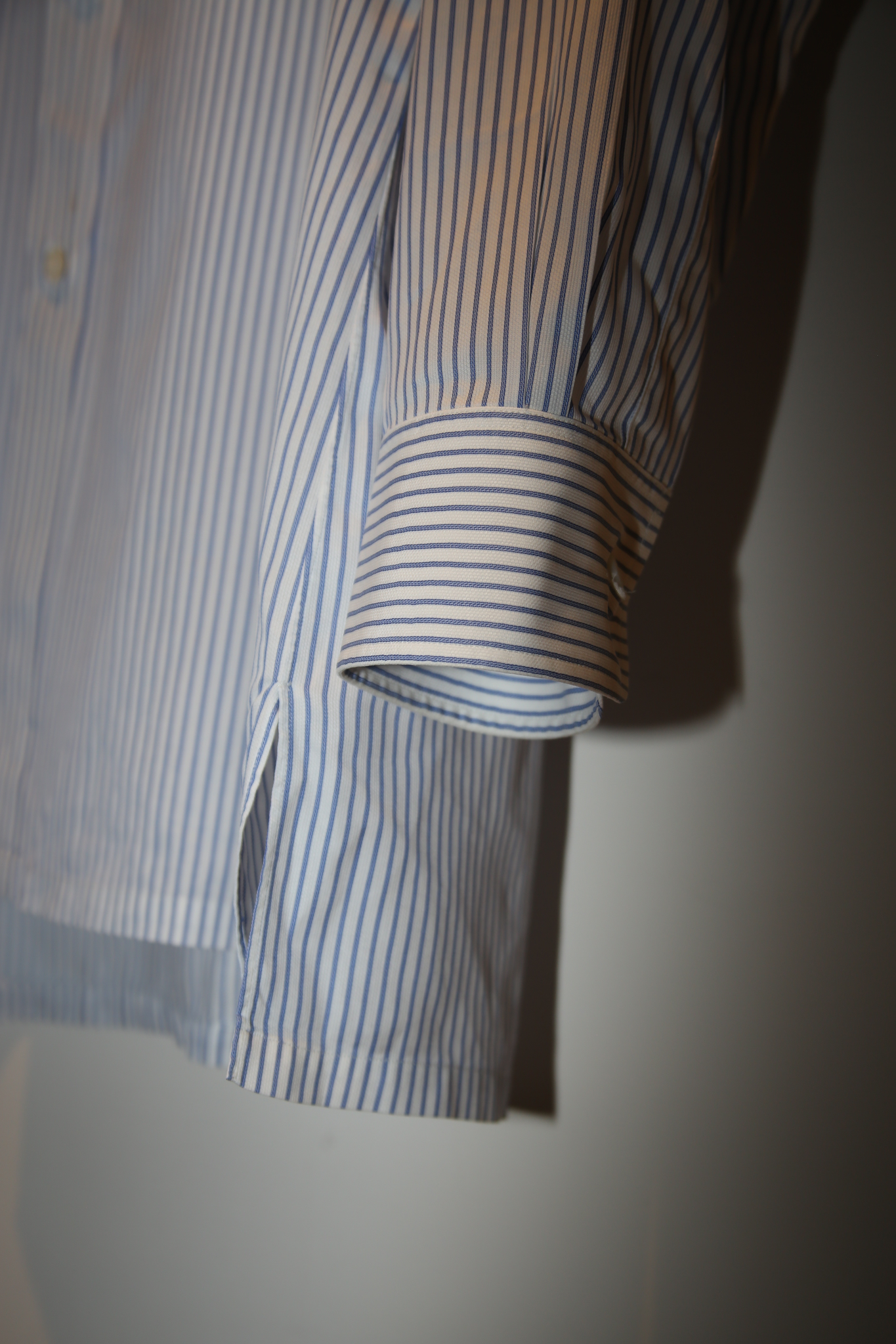 2000 CHARVET / STANDARD COTTON DRESS SHIRT WITH BLUE STRIPE