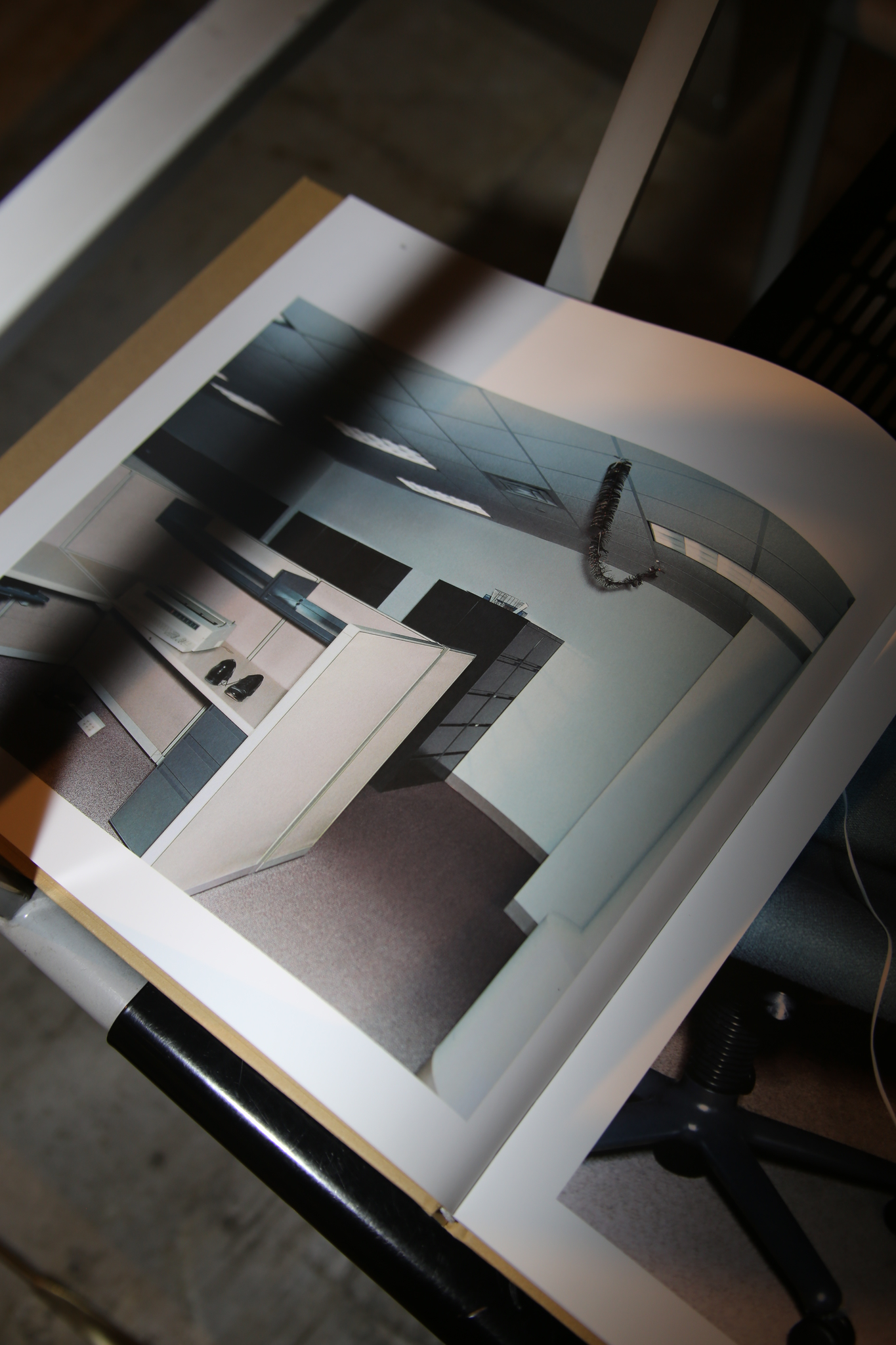 OFFICE / LA OFFICE by Lars Tunbjörk