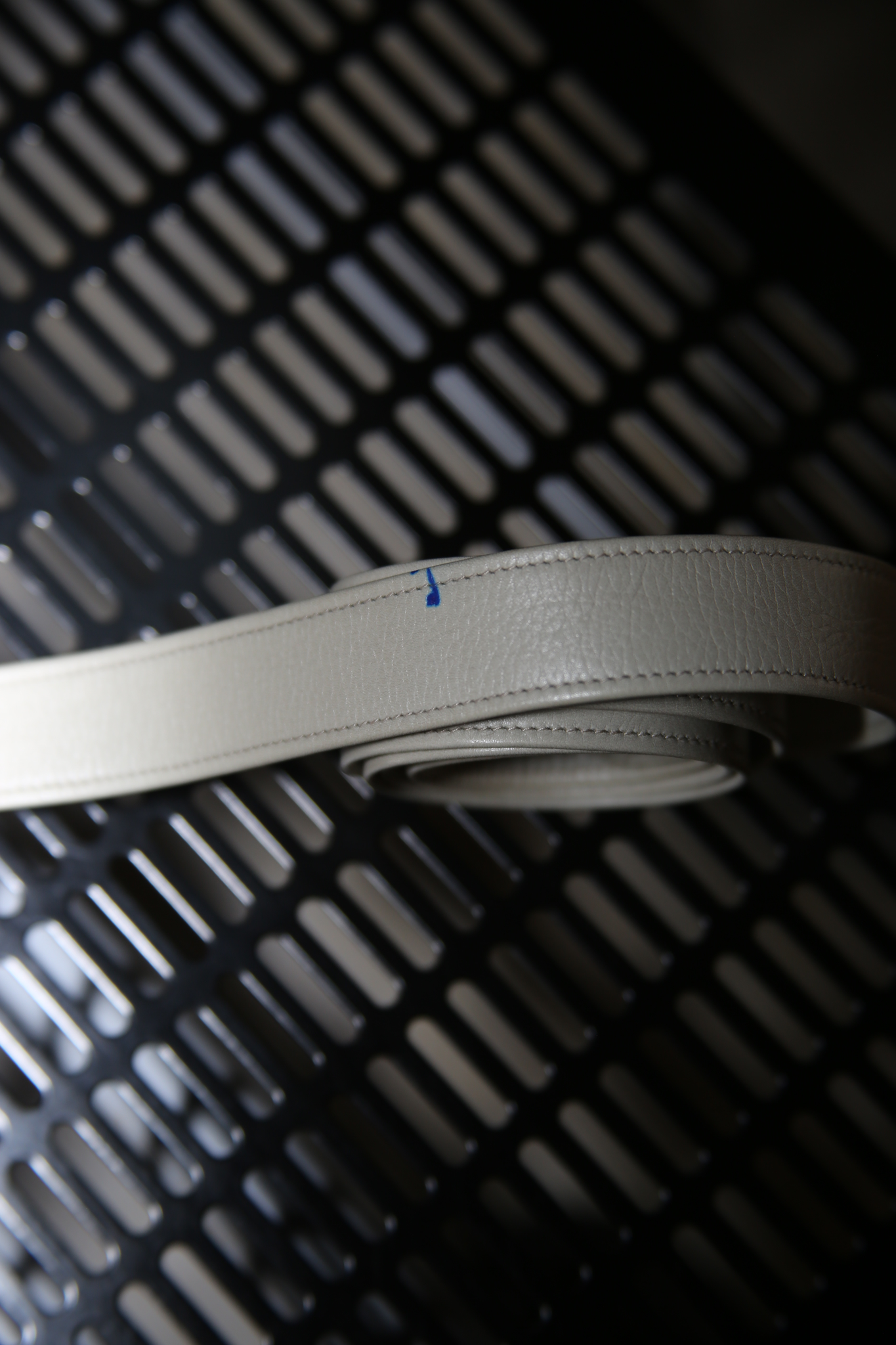 1975 ELSA PERETTI FOR TIFFANY / HUGE OPEN HART BUCKLE LEATHER BELT IN WHITE