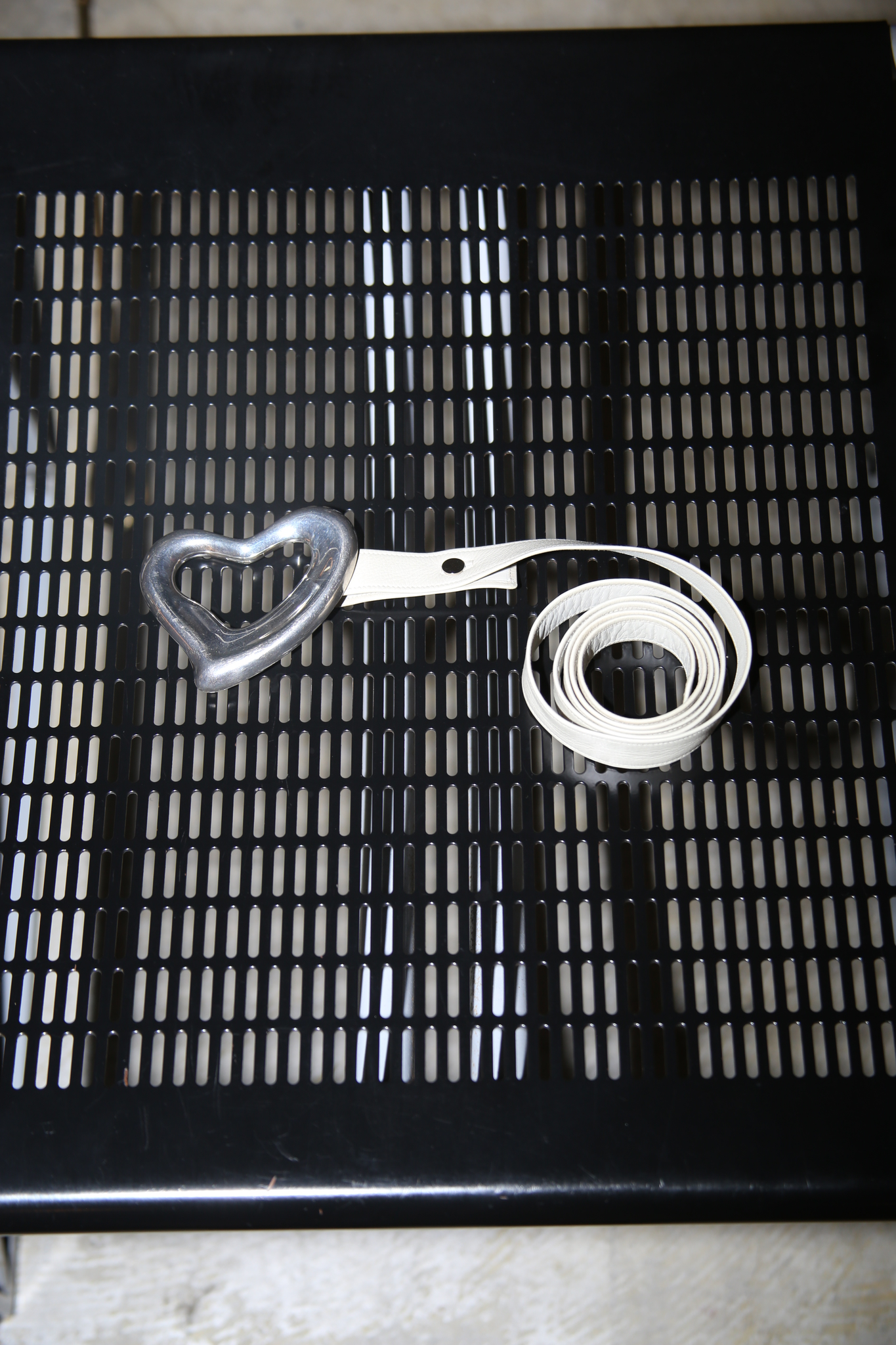 1975 ELSA PERETTI FOR TIFFANY / HUGE OPEN HART BUCKLE LEATHER BELT IN WHITE
