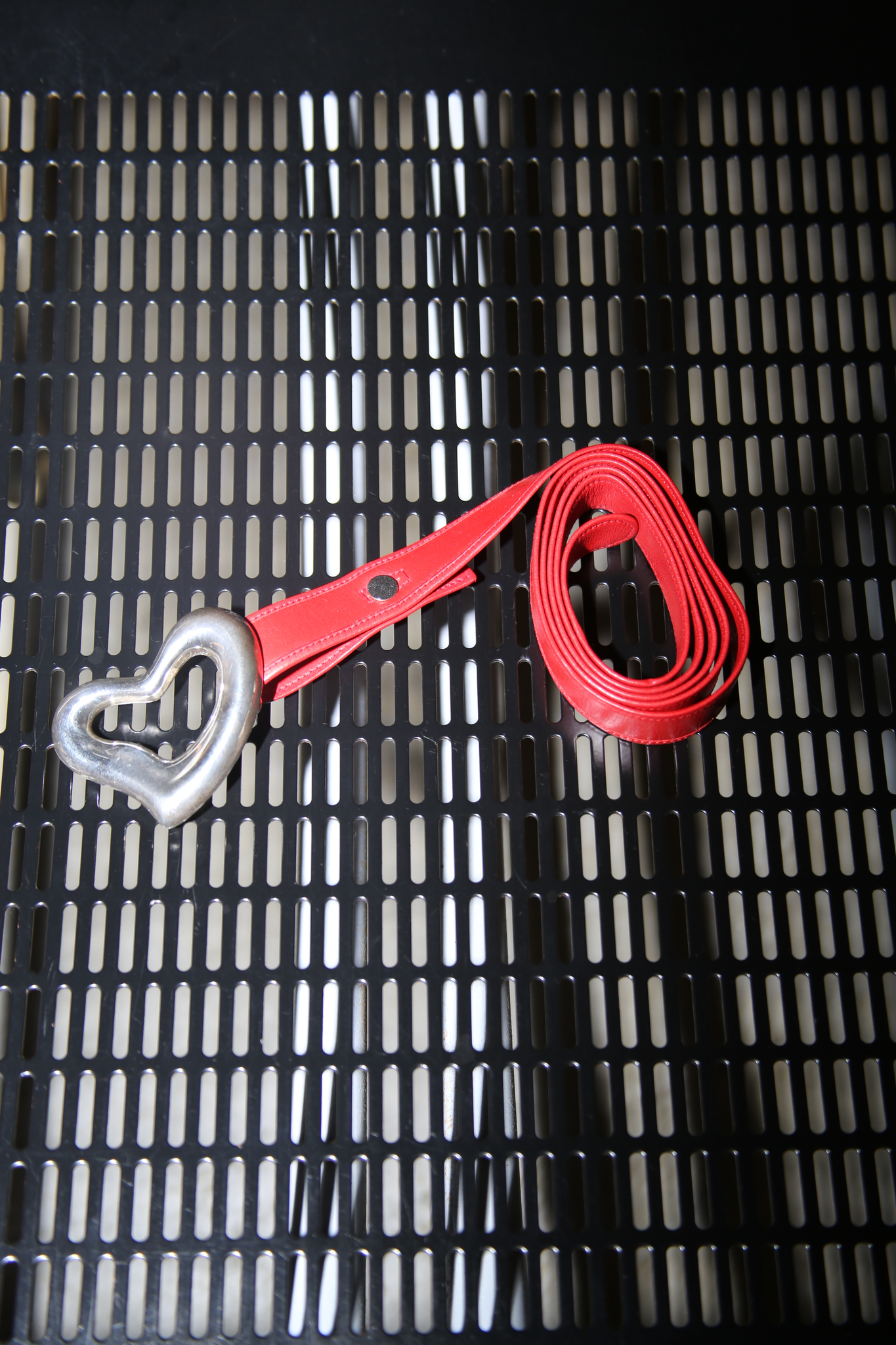 1975 ELSA PERETTI FOR TIFFANY / OPEN HART BUCKLE LEATHER BELT IN RED