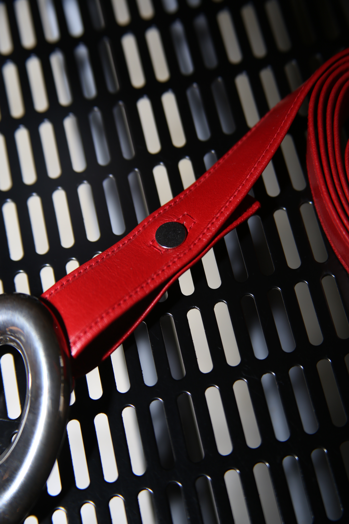 1975 ELSA PERETTI FOR TIFFANY / OPEN HART BUCKLE LEATHER BELT IN RED