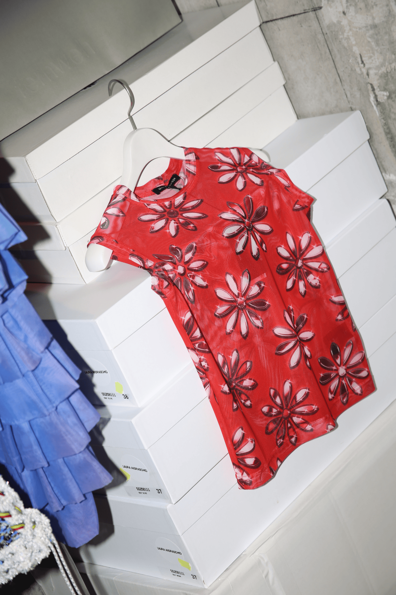 MERYLL ROGGE / FITTED SLEEVELESS T-SHIRT IN ALLOVER DAISY MESH