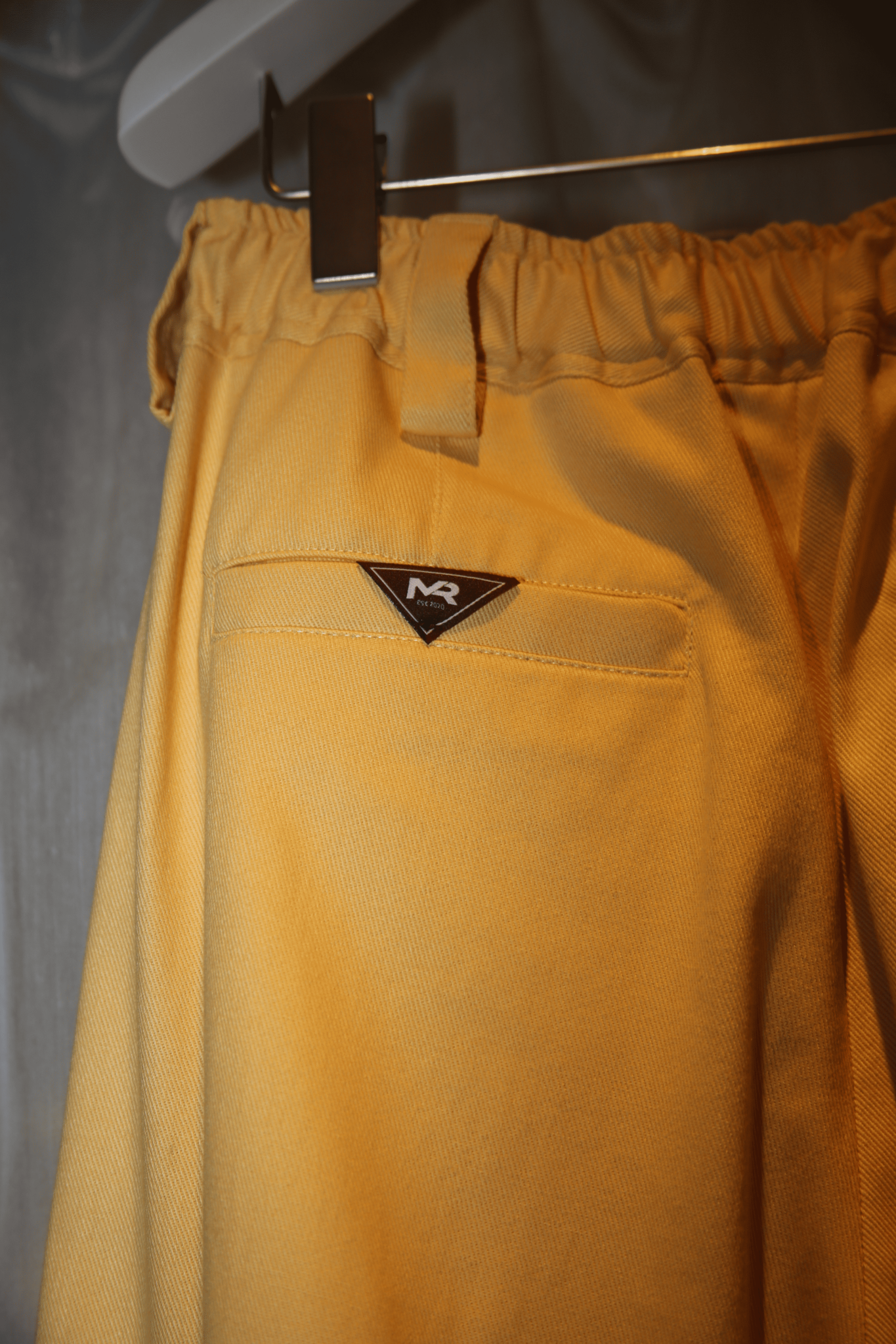 MERYLL ROGGE / DRAW STRING CHINO IN YELLOW DYED COTTON TWILL