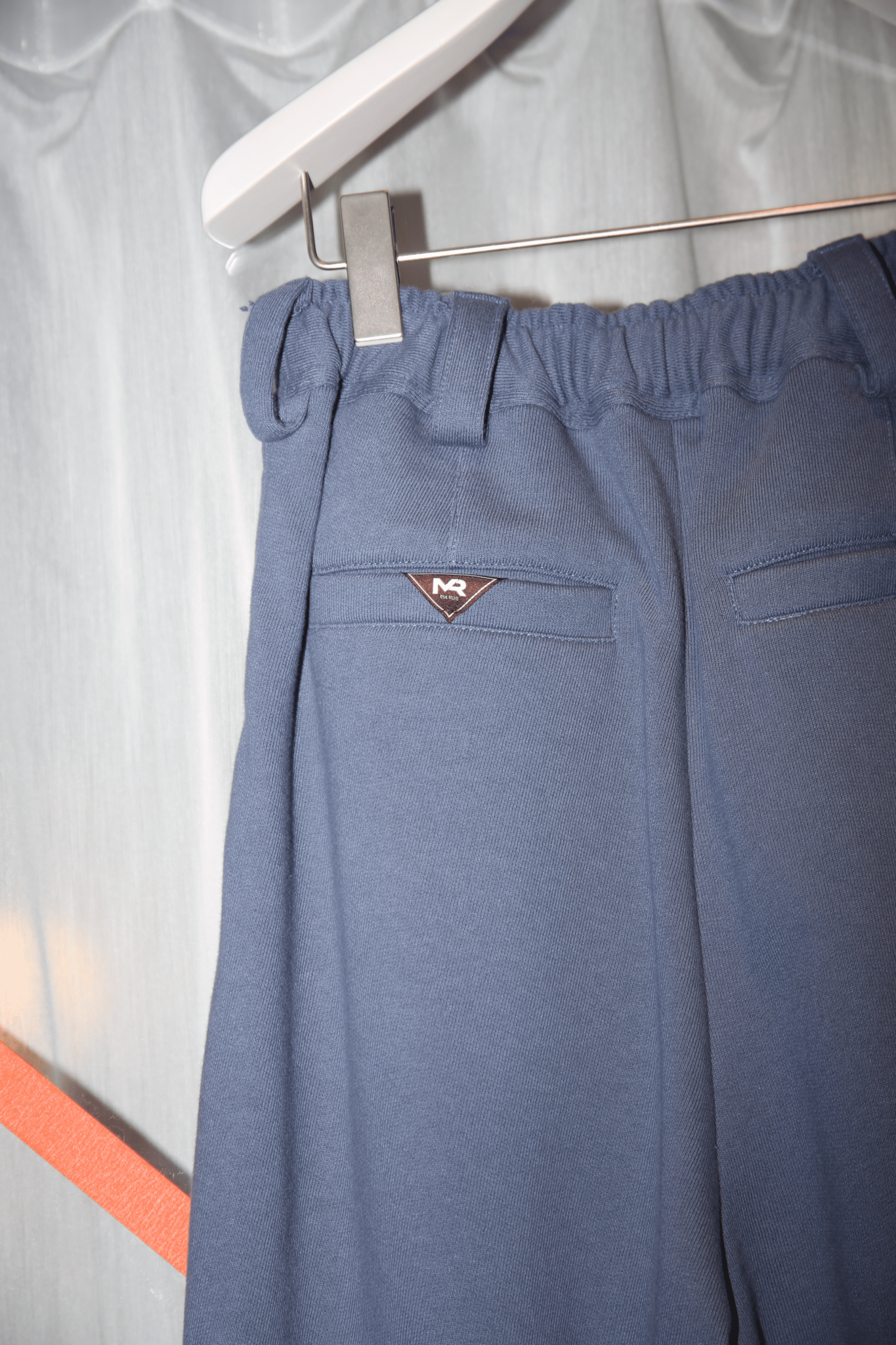 MERYLL ROGGE / DRAWSTRING CHINO IN SWEATSHIRT