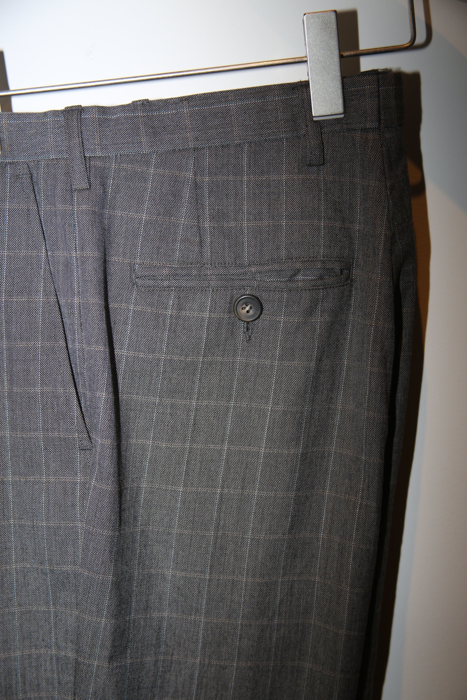 2000 DRIES VAN NOTEN / WINDOW PANE WOOL TAILORED SUIT IN GREY : SIZE 46