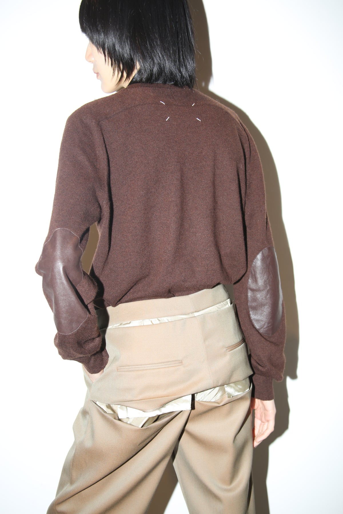2009 MAISON MARTIN MARGIELA / V-NECK WOOL SWEATER WITH LEATHER ELBOW PATCH