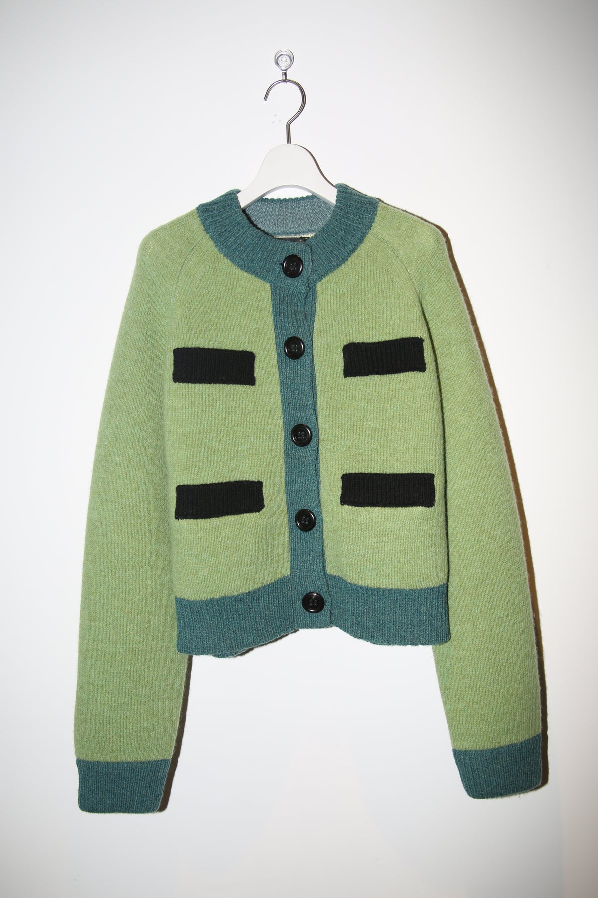 B.B. WALLACE / FRIDA CREW NECK CARDIGAN WITH 4 POCKET IN GREEN