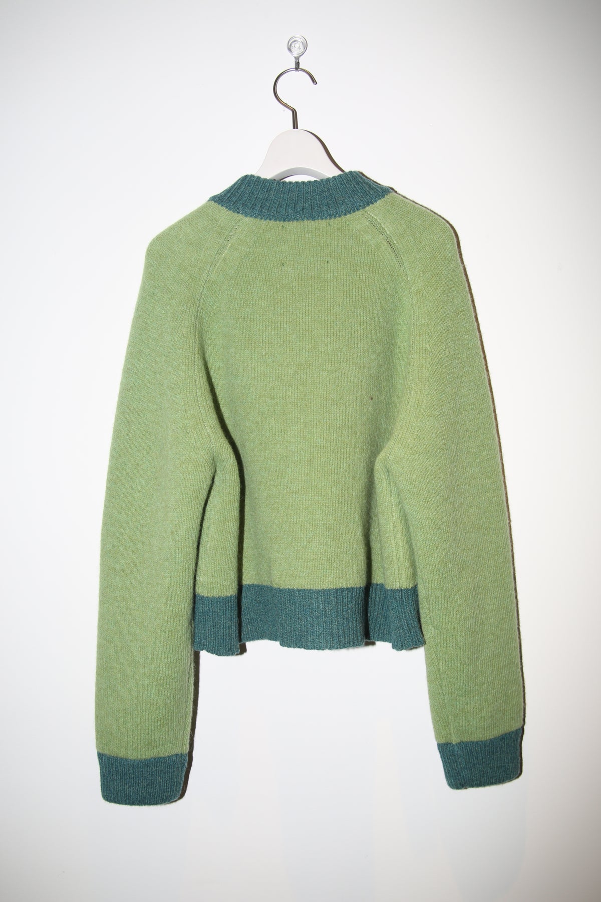 B.B. WALLACE / FRIDA CREW NECK CARDIGAN WITH 4 POCKET IN GREEN