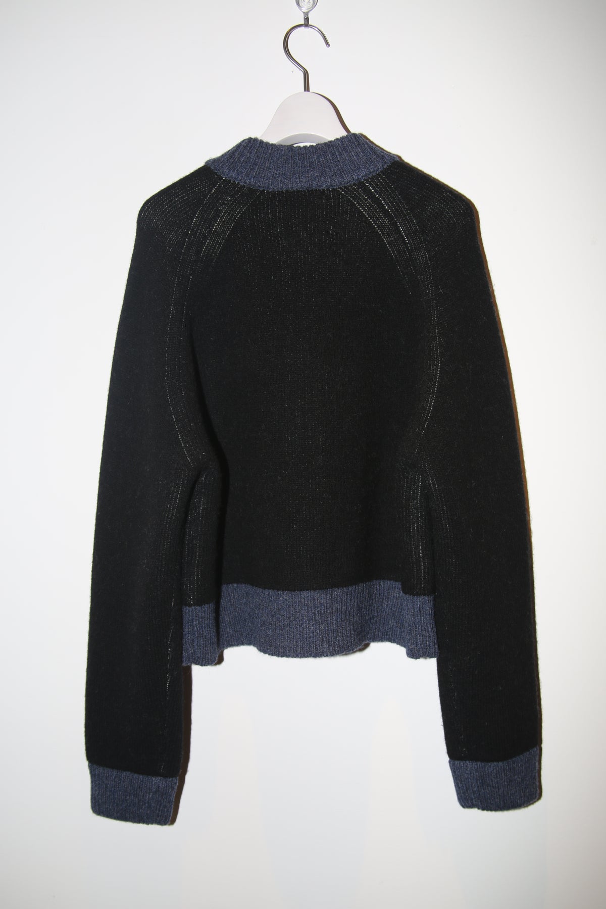 B.B. WALLACE / FRIDA CREW NECK CARDIGAN WITH 4 POCKET IN BLACK