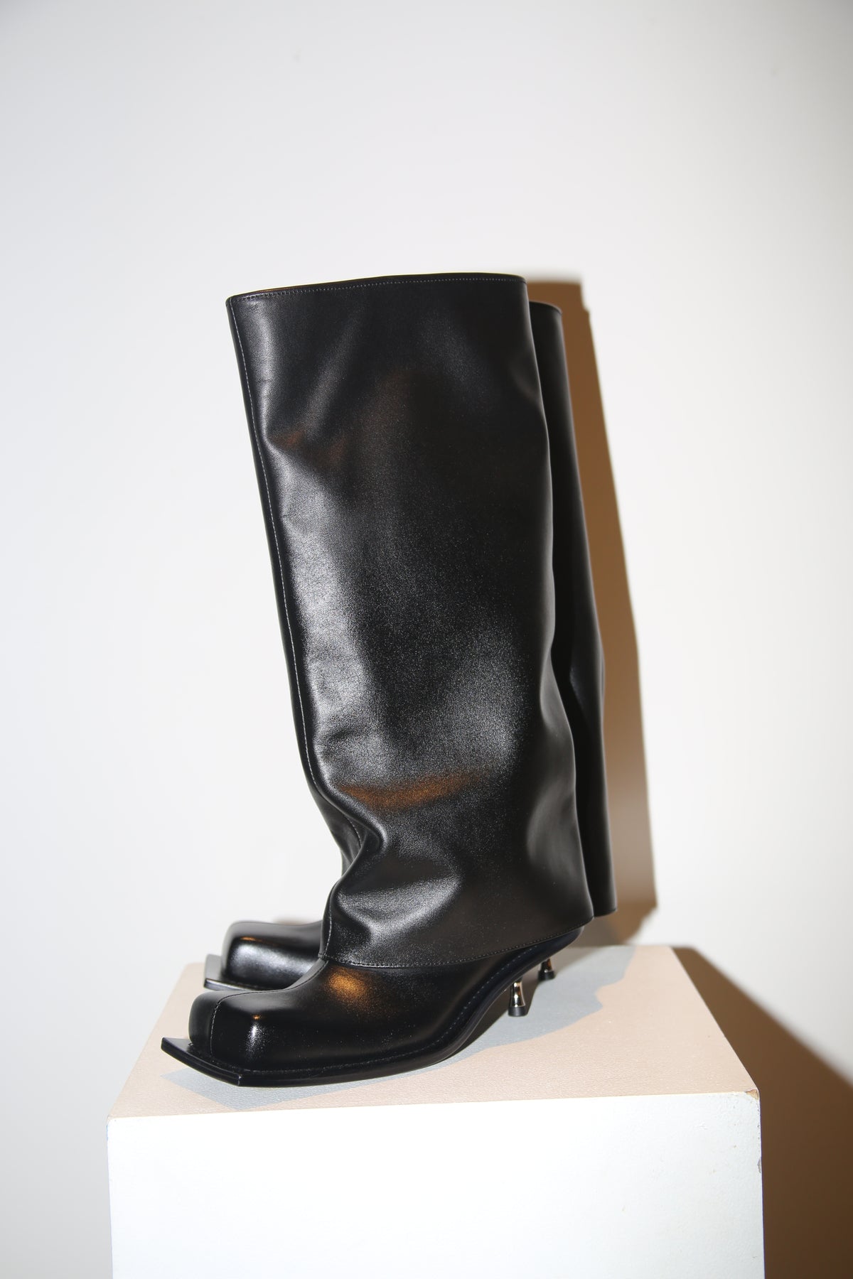 FIDAN NOVRUSOVA / TALL IMAN KITTEN HEEL BOOTS IN BLACK