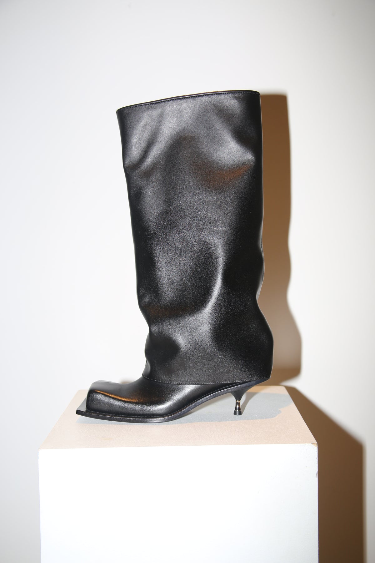 FIDAN NOVRUSOVA / TALL IMAN KITTEN HEEL BOOTS IN BLACK
