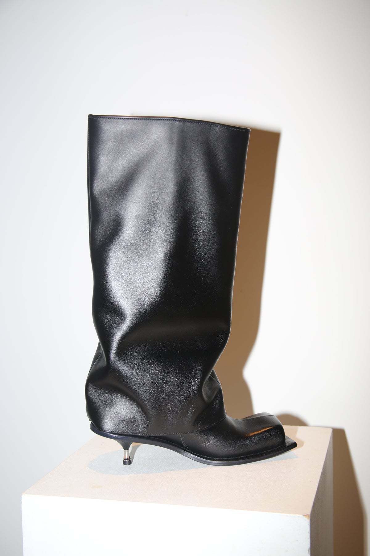 FIDAN NOVRUSOVA / TALL IMAN KITTEN HEEL BOOTS IN BLACK