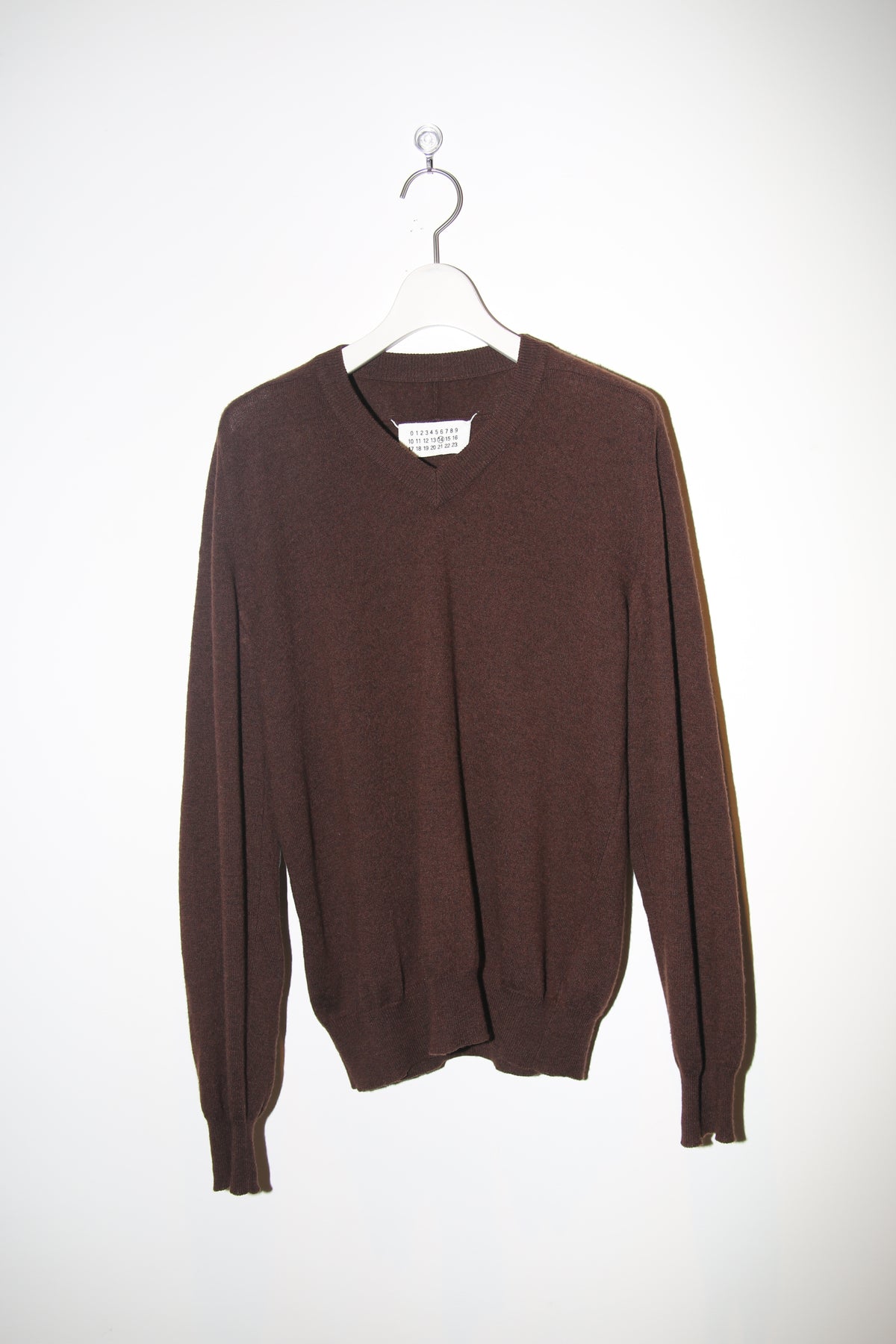 2009 MAISON MARTIN MARGIELA / V-NECK WOOL SWEATER WITH LEATHER ELBOW PATCH