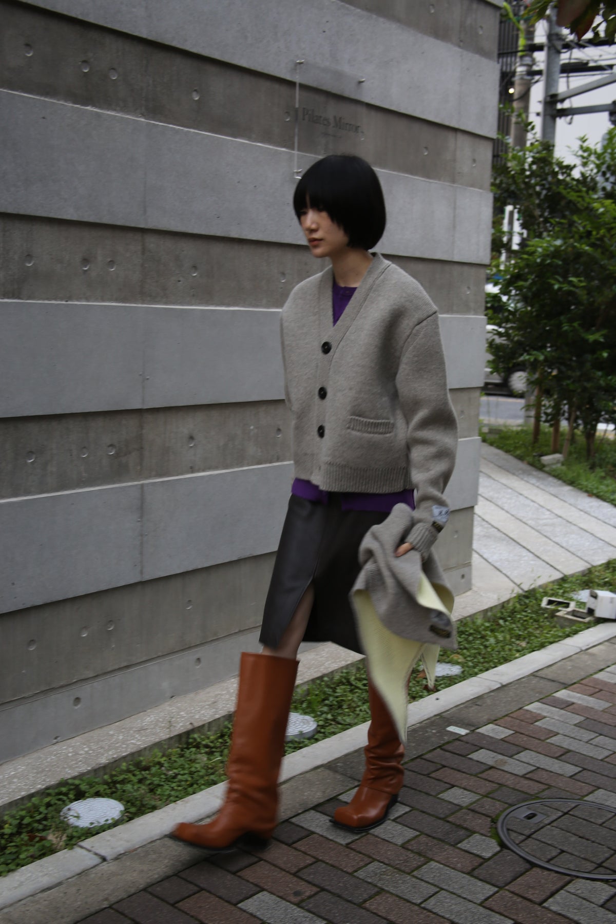 B.B. WALLACE / WYLIE SHETLAND HEAVY CARDIGAN IN SAND BEIGE