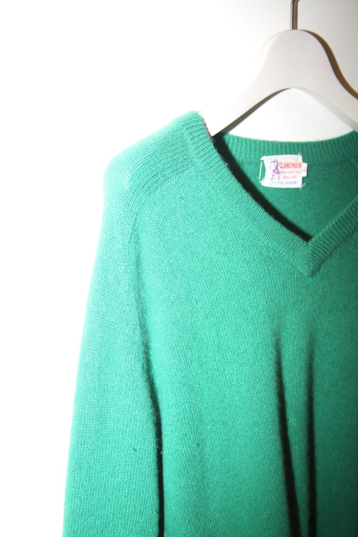 1960 CLANSMAN / V-NECK CASHMERE KNIT SWEATER IN GREEN