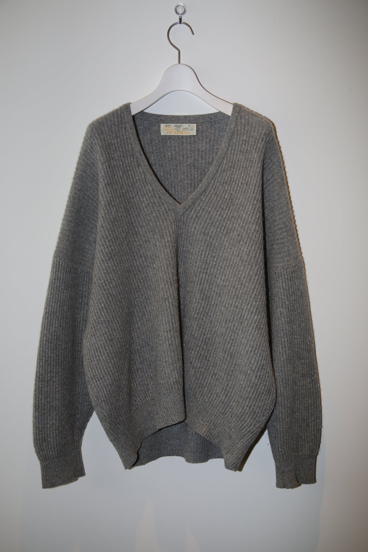 1980 BRAEMAR / OVER SIZED CASHMERE LOW GAUGE SWEATER WITH DEEP V-NECK
