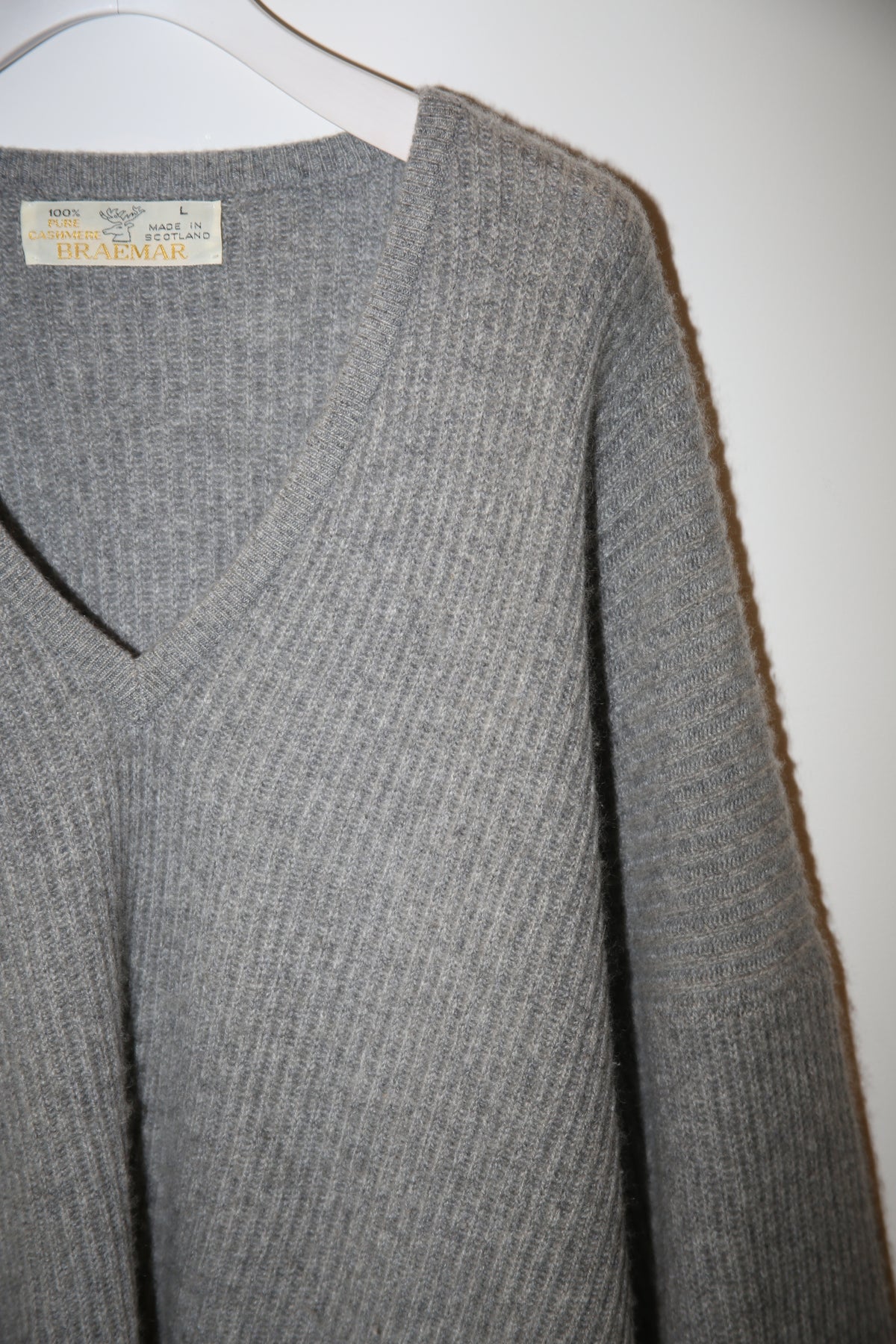 1980 BRAEMAR / OVER SIZED CASHMERE LOW GAUGE SWEATER WITH DEEP V-NECK