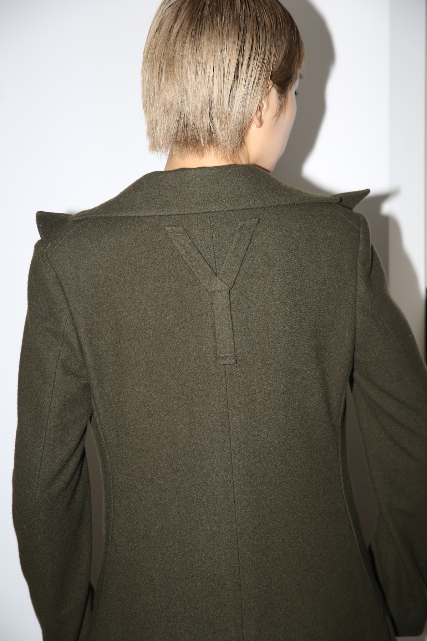 2000 YOHJI YAMAMOTO / PEKED LAPEL SLIM FIT WOOL COAT IN OLIVE GREEN