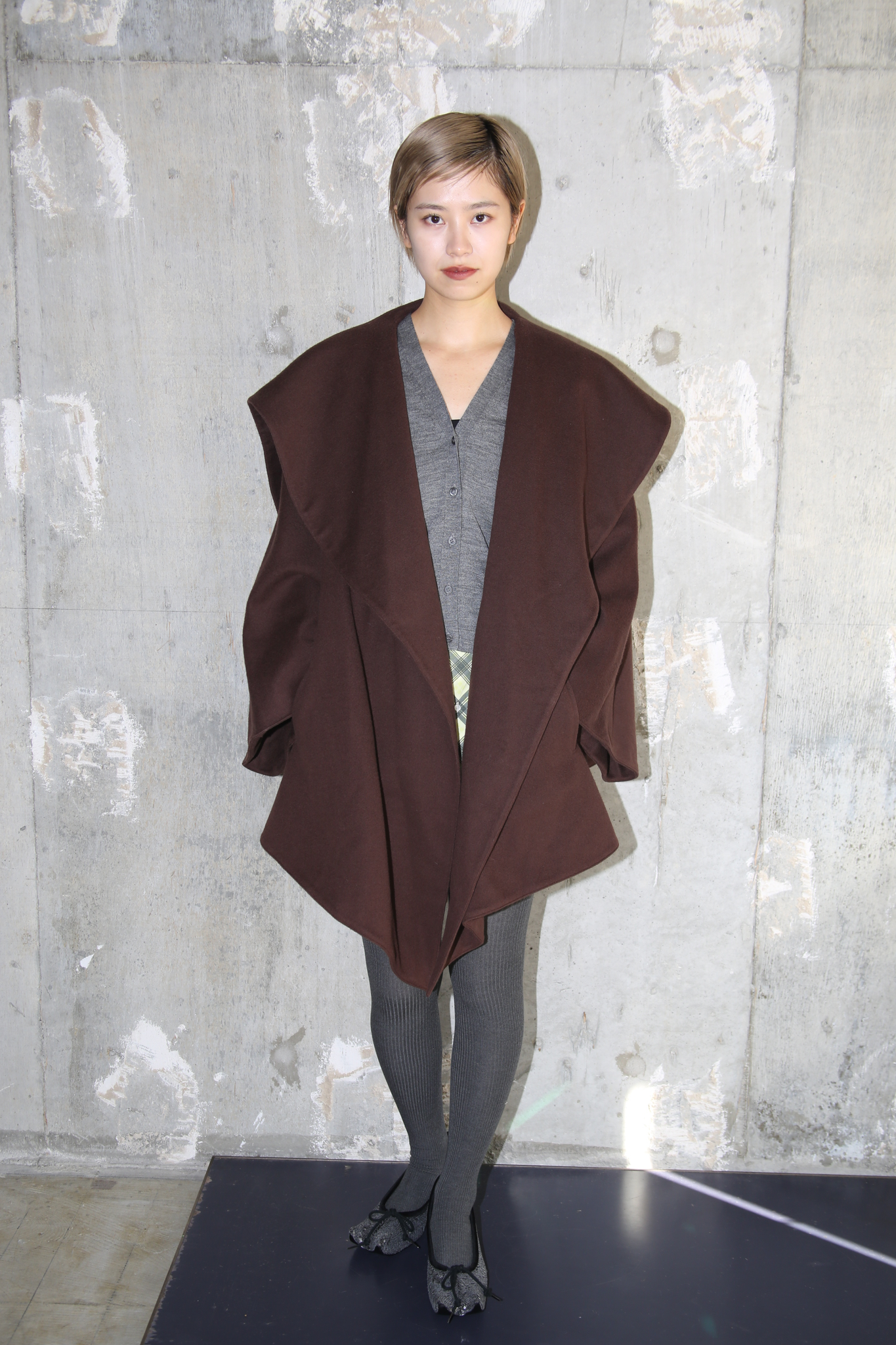 1980 CLAUDE MONTANA / SCULPTURE WOOL COAT IN BROWN