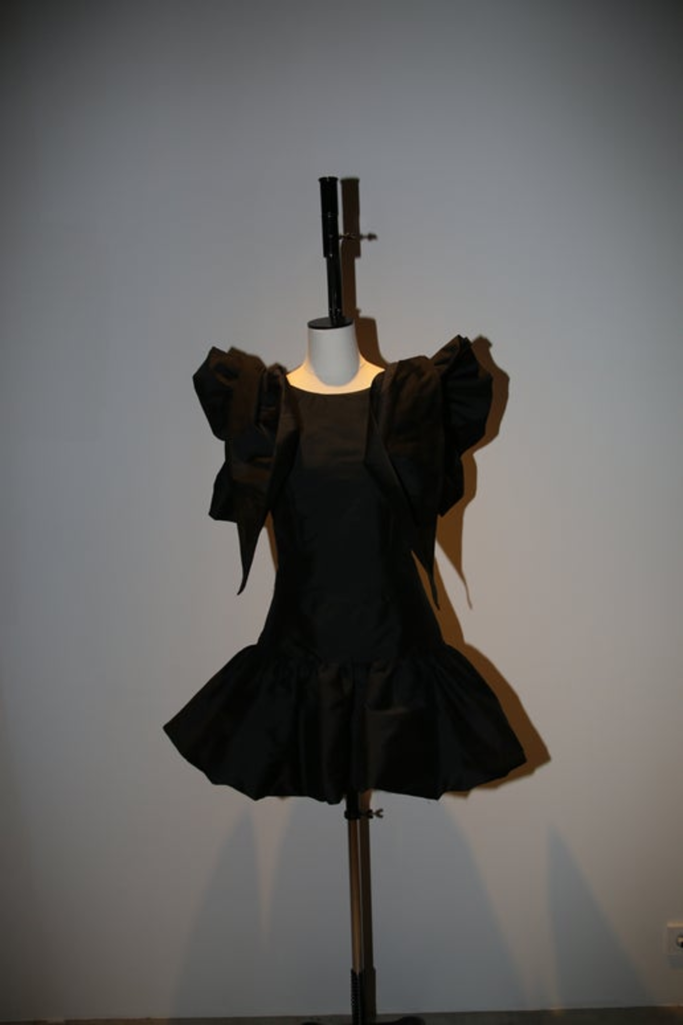 PAULA CANOVAS DEL VAS / MINI PUFF DRESS IN BLACK TAFFETA