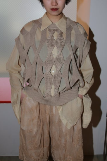 KOTA GUSHIKEN / CABLES IN THE AIR WAIST COAT IN BEIGE